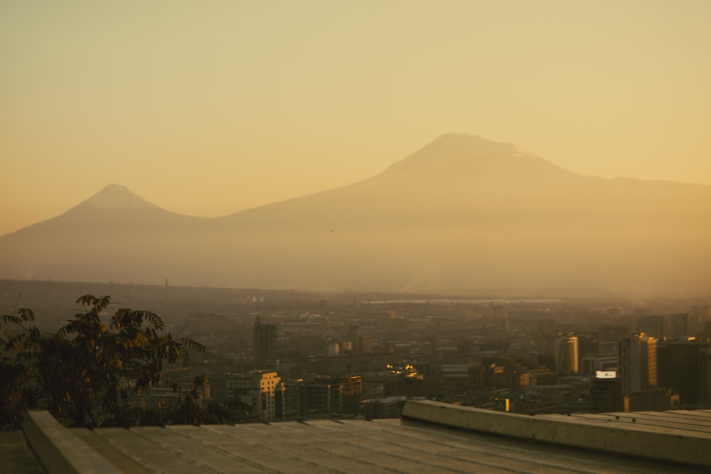 uma vista de uma cidade com uma montanha ao fundo