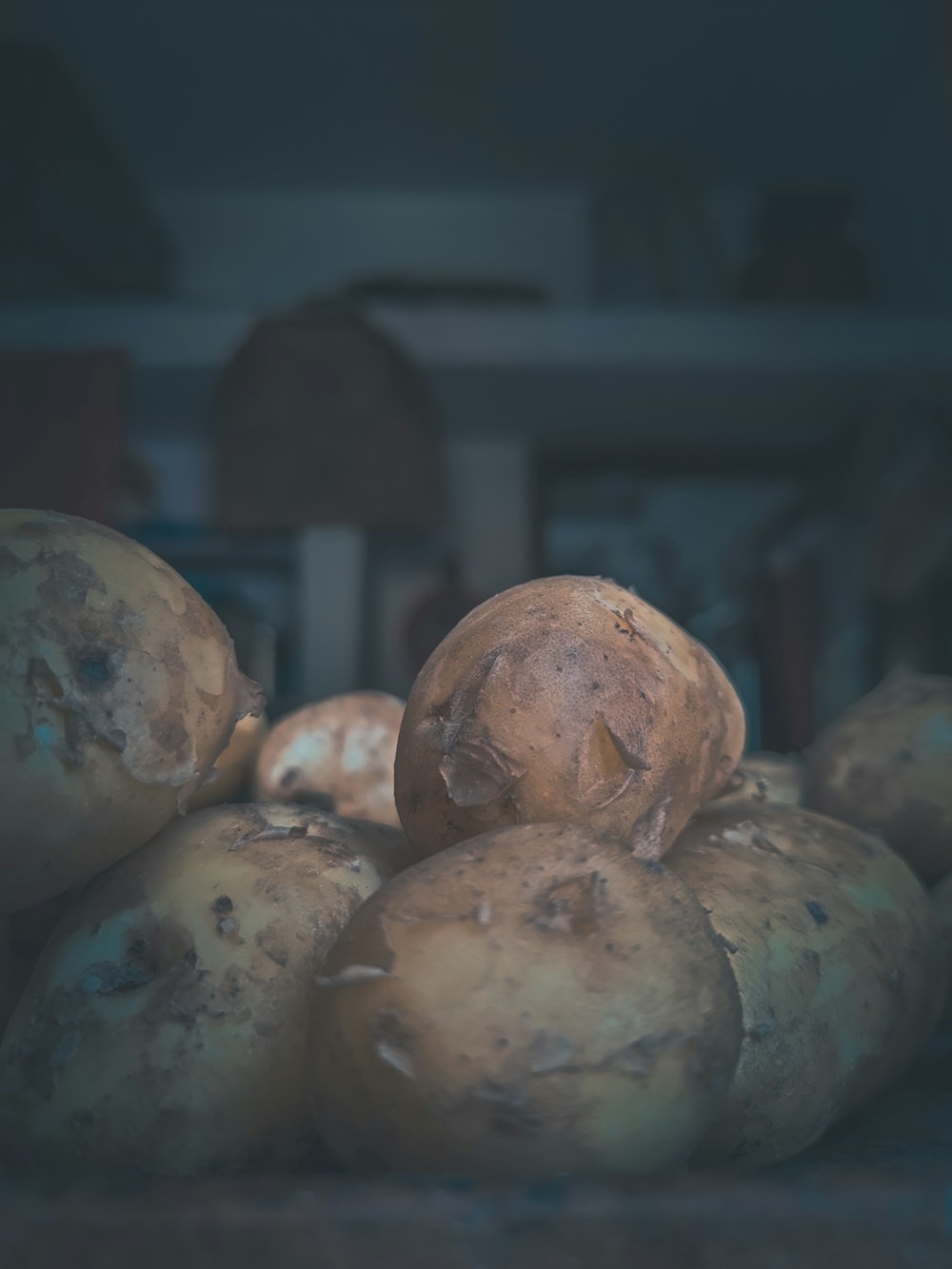 uma pilha de batatas sentadas umas em cima das outras