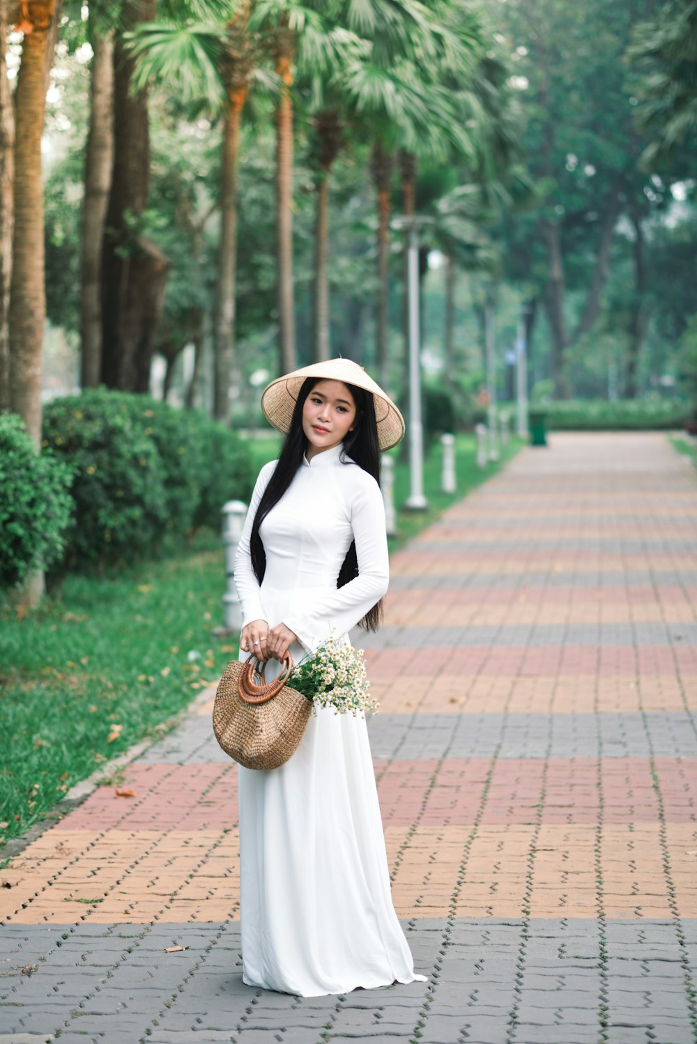 una mujer con un vestido largo blanco y sombrero