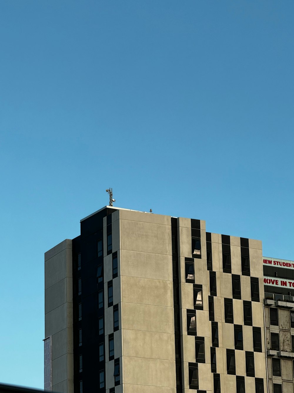 un grand bâtiment avec une horloge au sommet