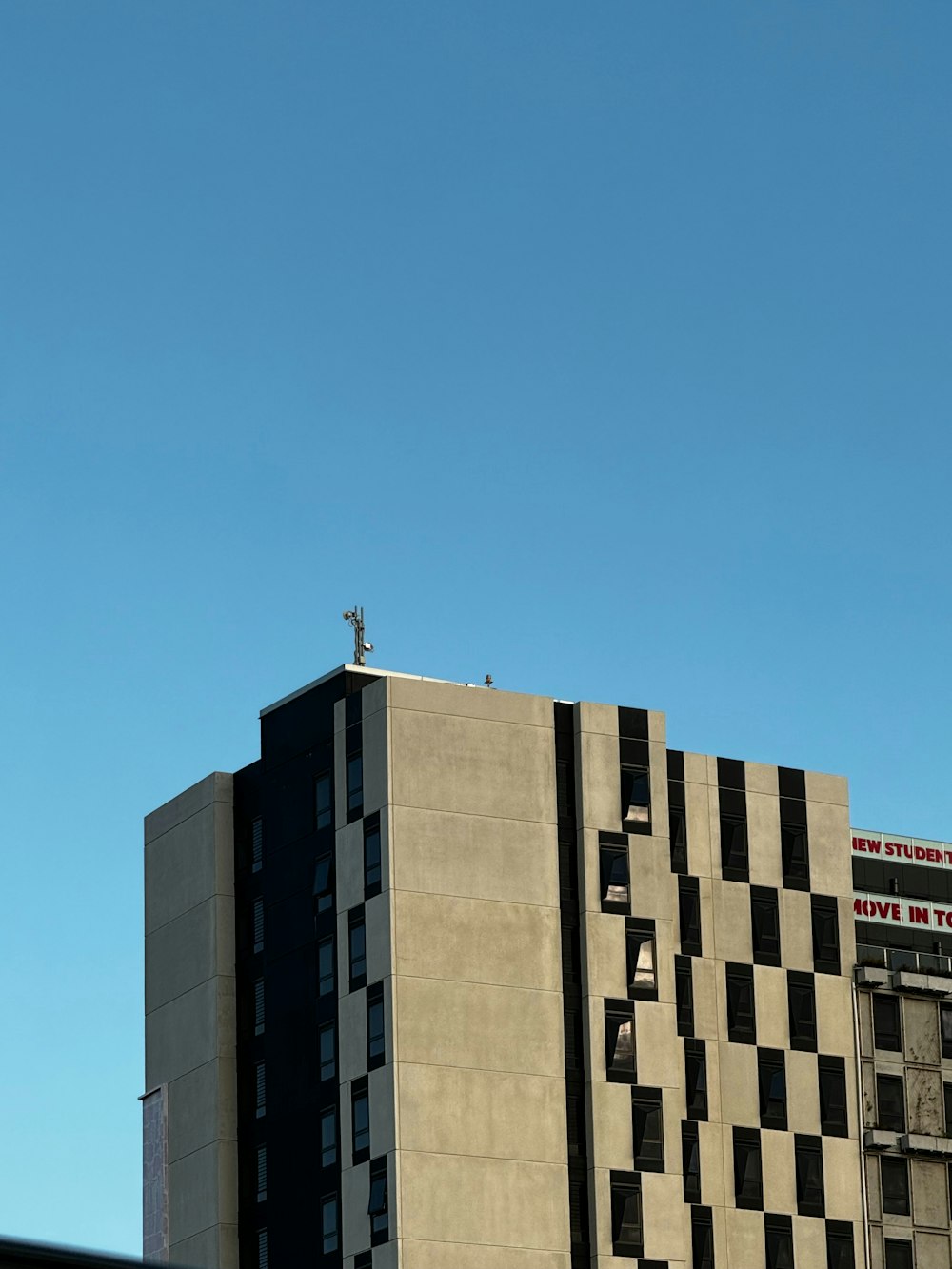 um prédio alto com um relógio no topo