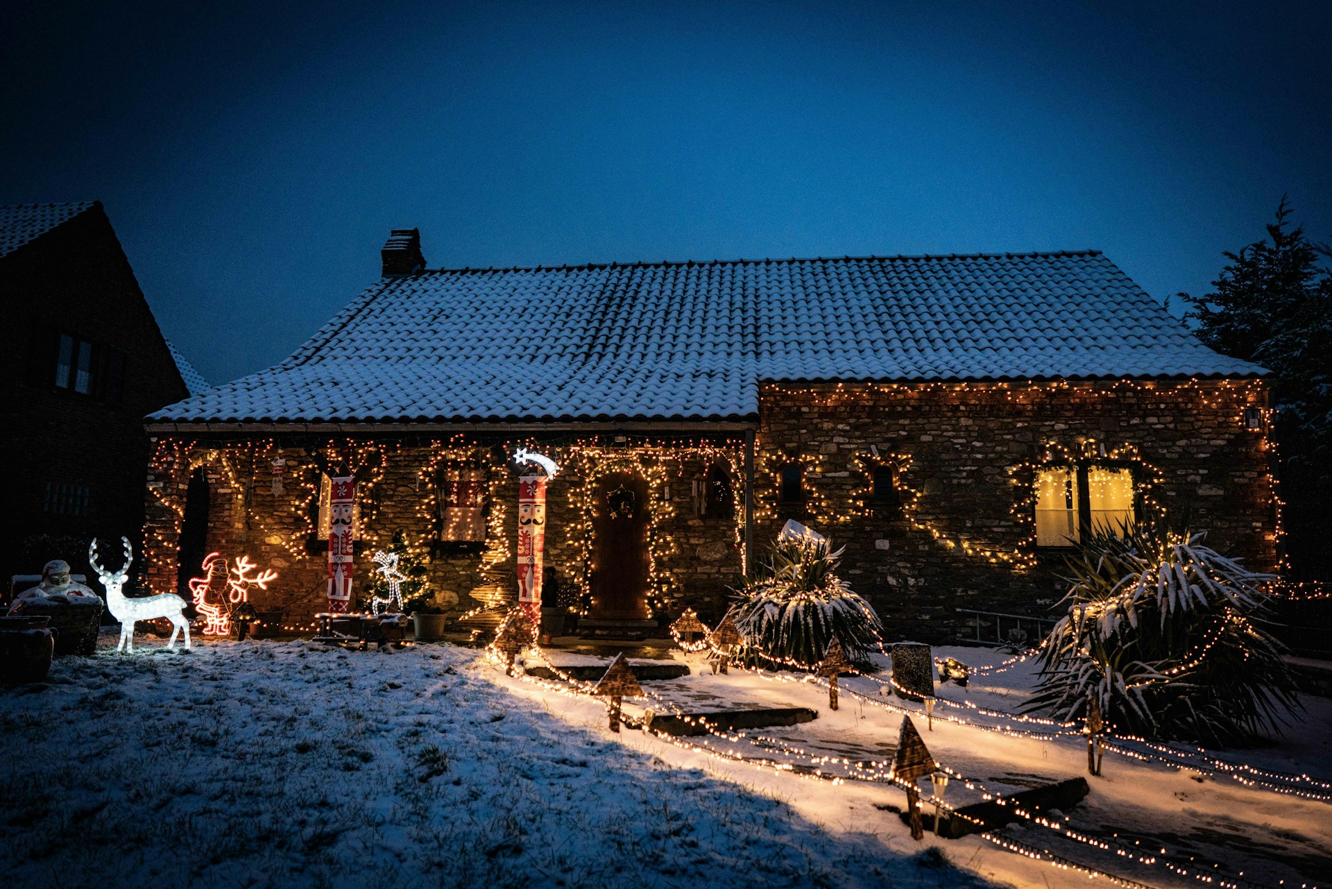 black and white bed linen