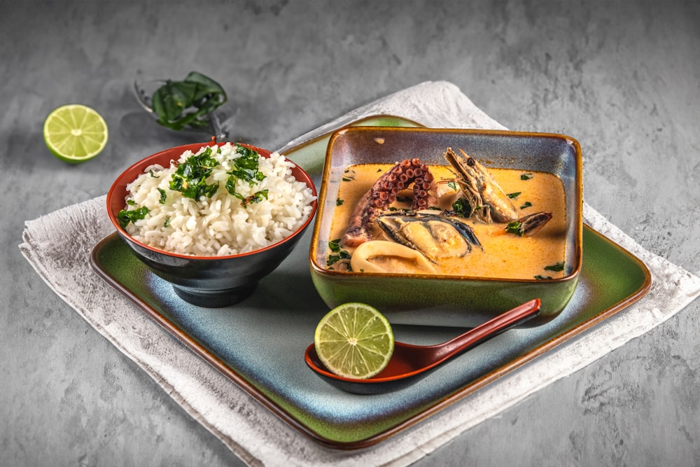 uma tigela de sopa e uma tigela de arroz em um prato