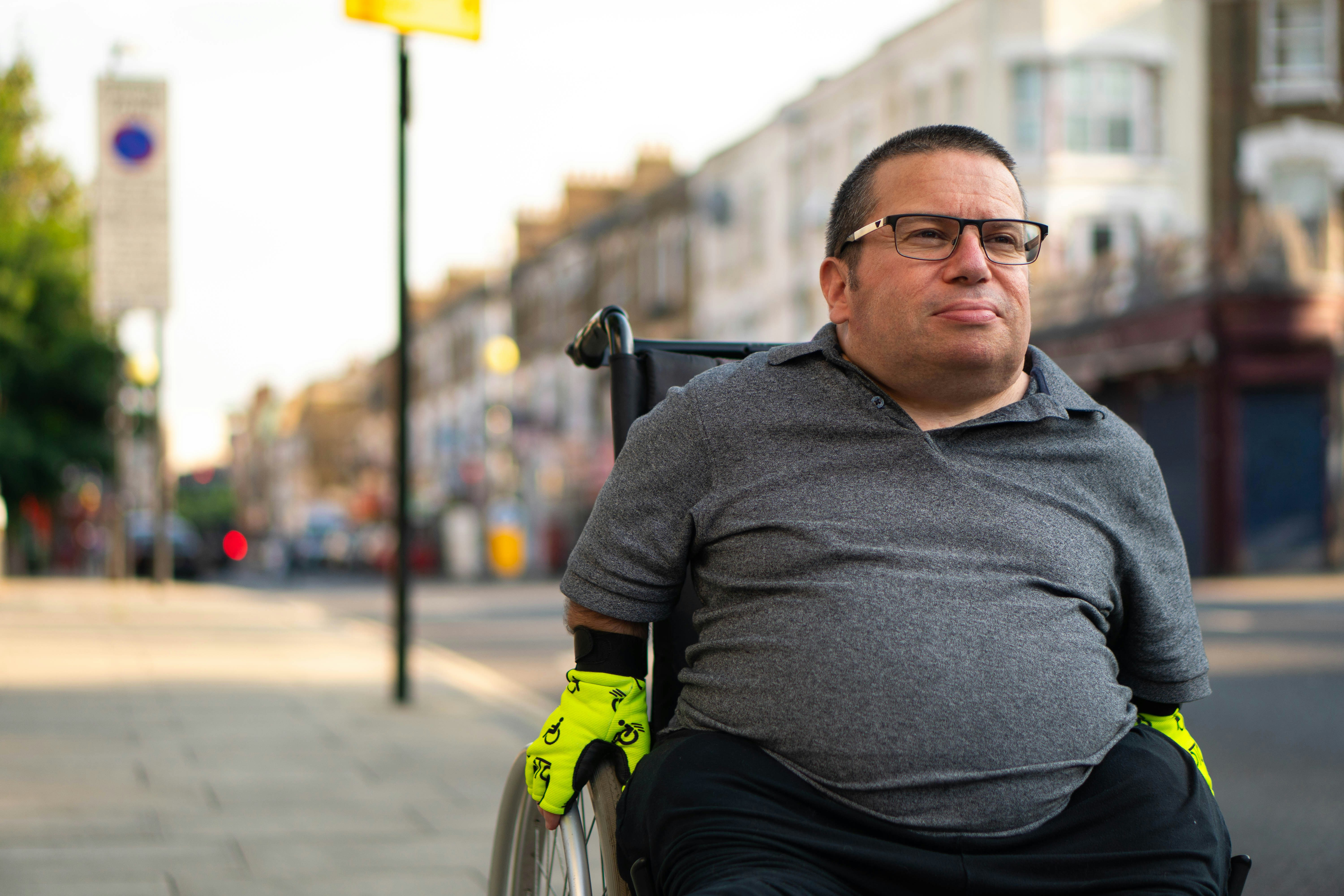 Ein Mann im Rollstuhl auf einer Straße in der Stadt