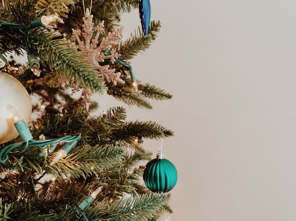 ein Weihnachtsbaum, an dem Ornamente hängen
