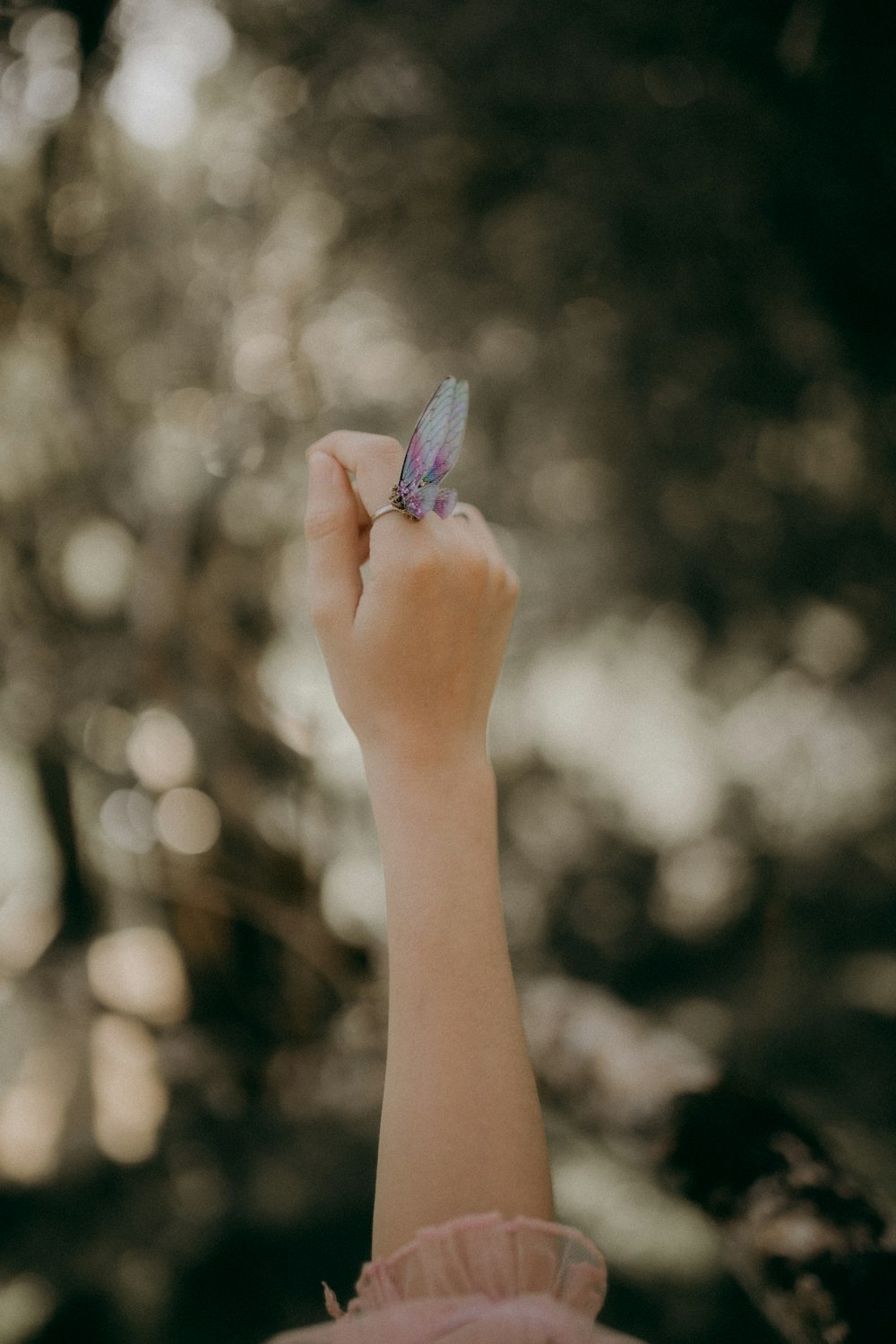 eine Frau, die einen Schmetterling in der Hand hält