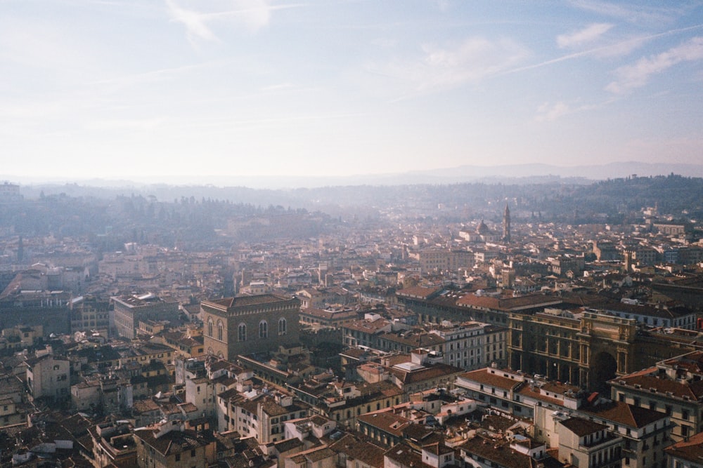 une vue d’une ville du haut d’un immeuble