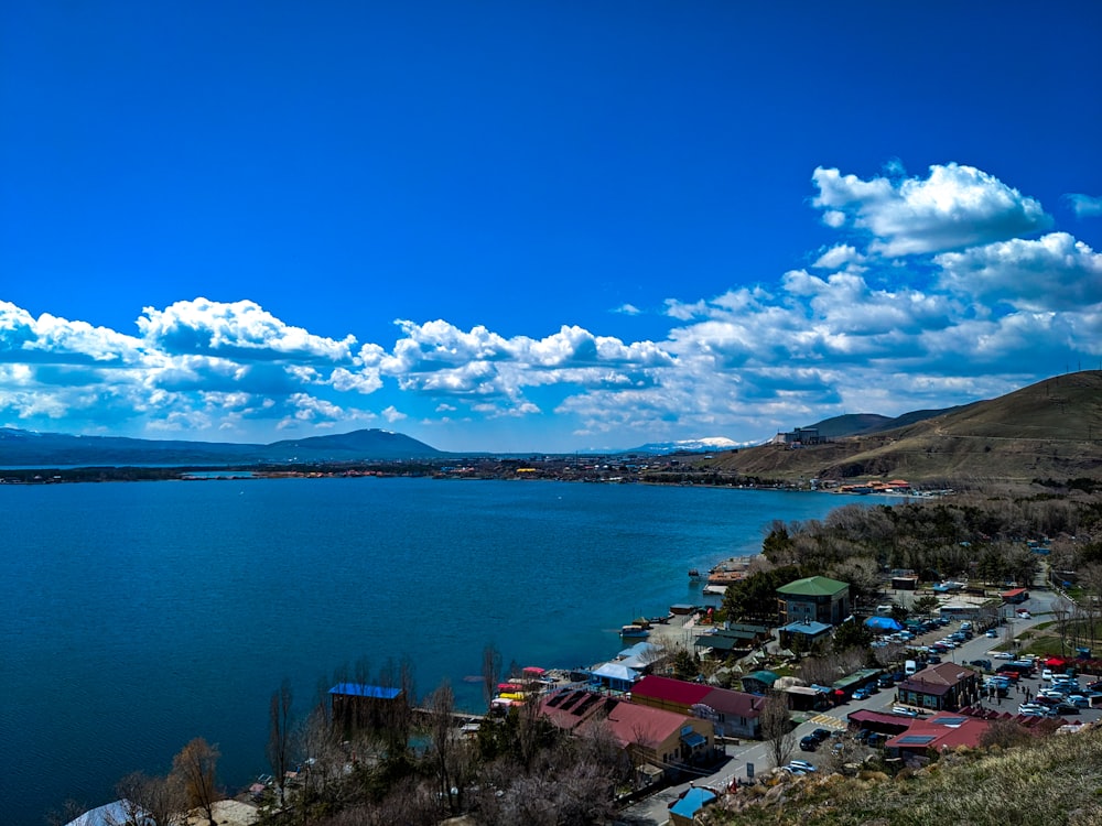 Una vista de un lago con muchas casas en él