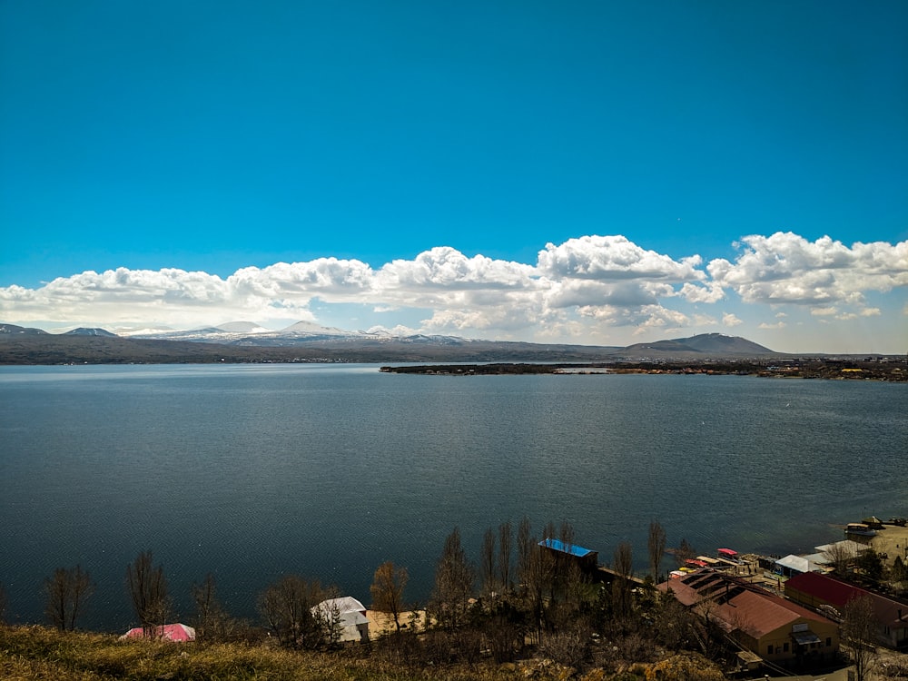 un grand plan d’eau entouré de montagnes