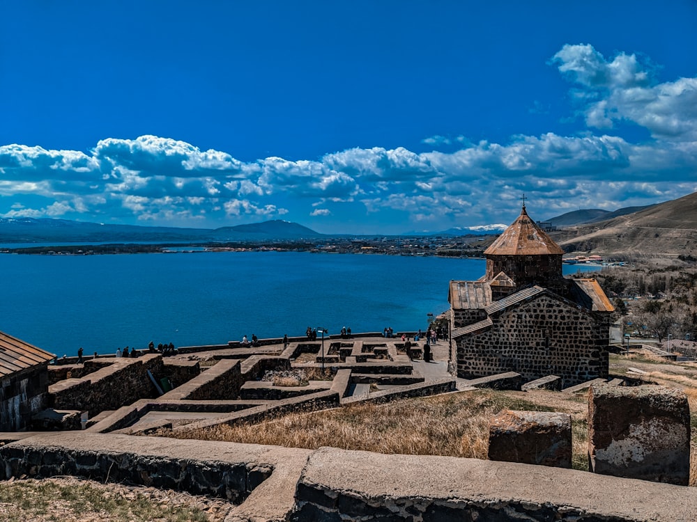 uma vista de um grande corpo de água de uma colina