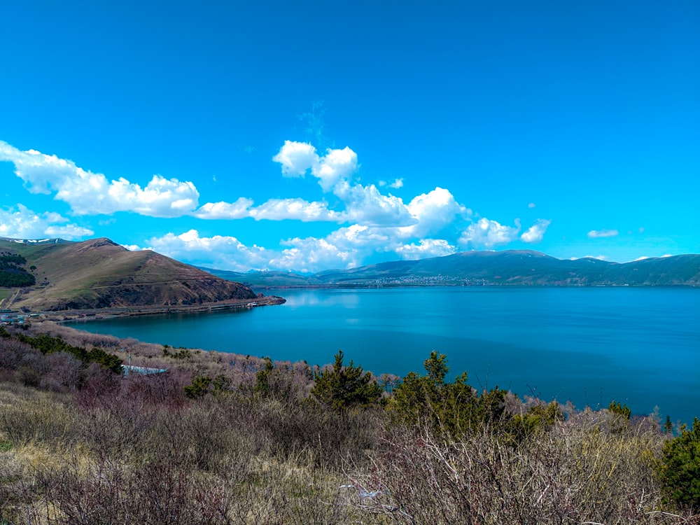 una gran masa de agua rodeada de montañas