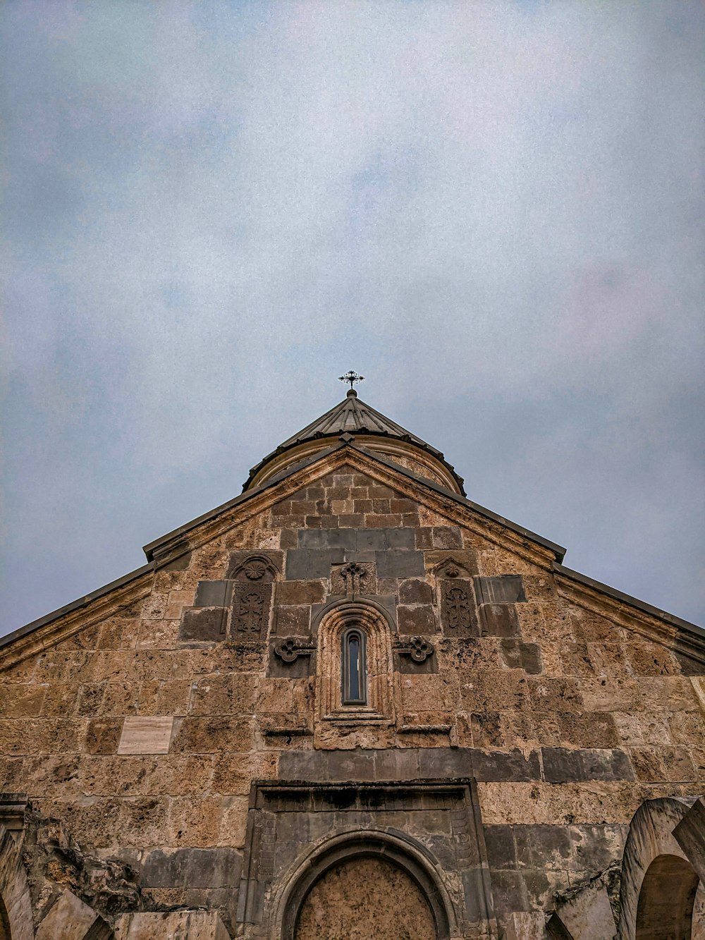 Un edificio antiguo con una cruz en la parte superior