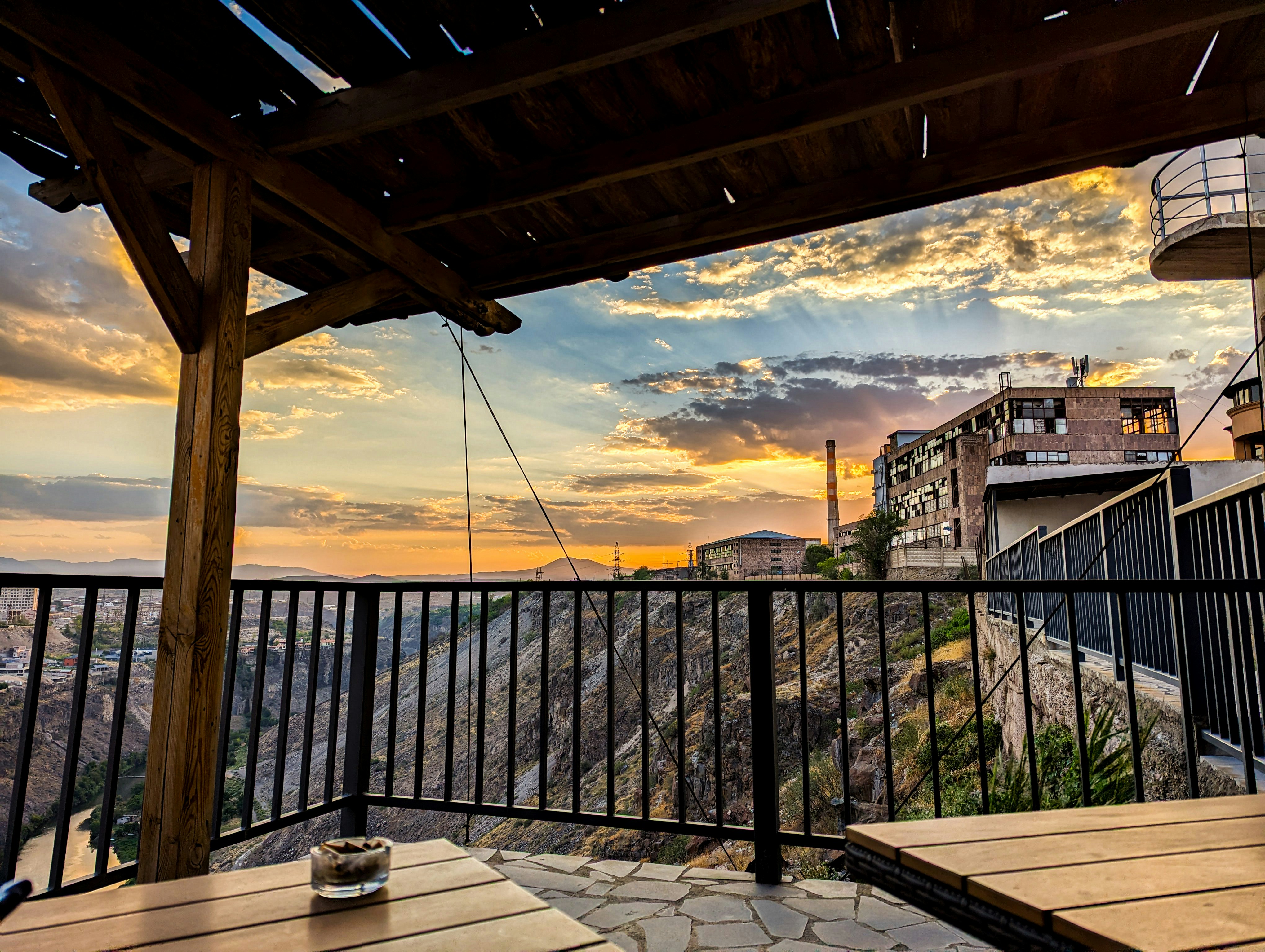 un tavolo di legno seduto sopra un ponte di legno