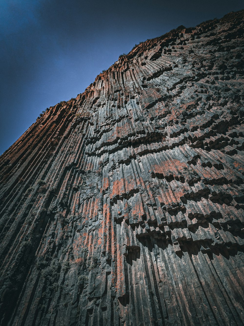 uma vista do topo de uma formação rochosa