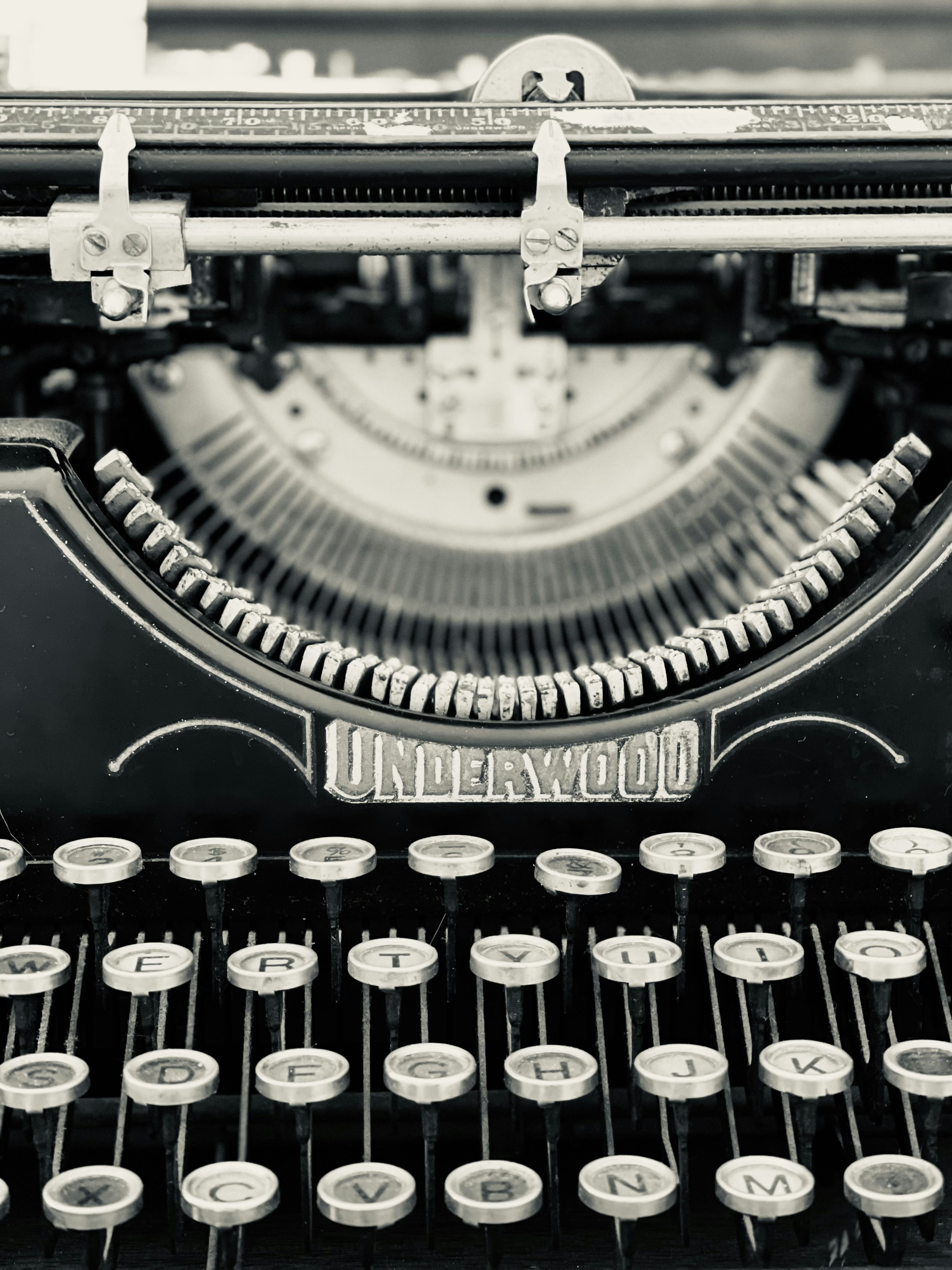 vintage typewriter keys, wallpaper, Sejarah Keyboard QWERTY: Asal Usul dan Evolusinya 5