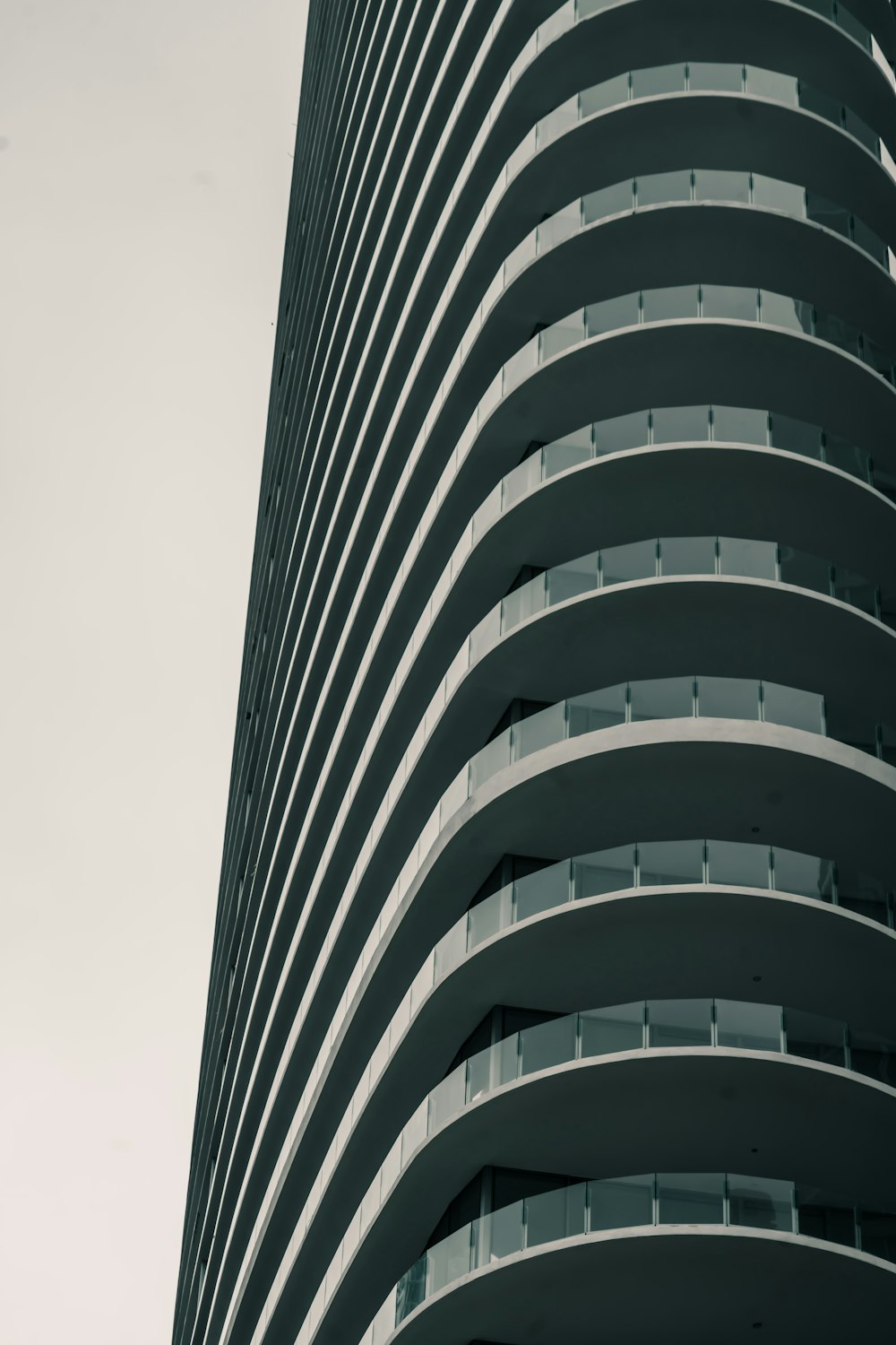 Un edificio alto con balcones en la parte superior