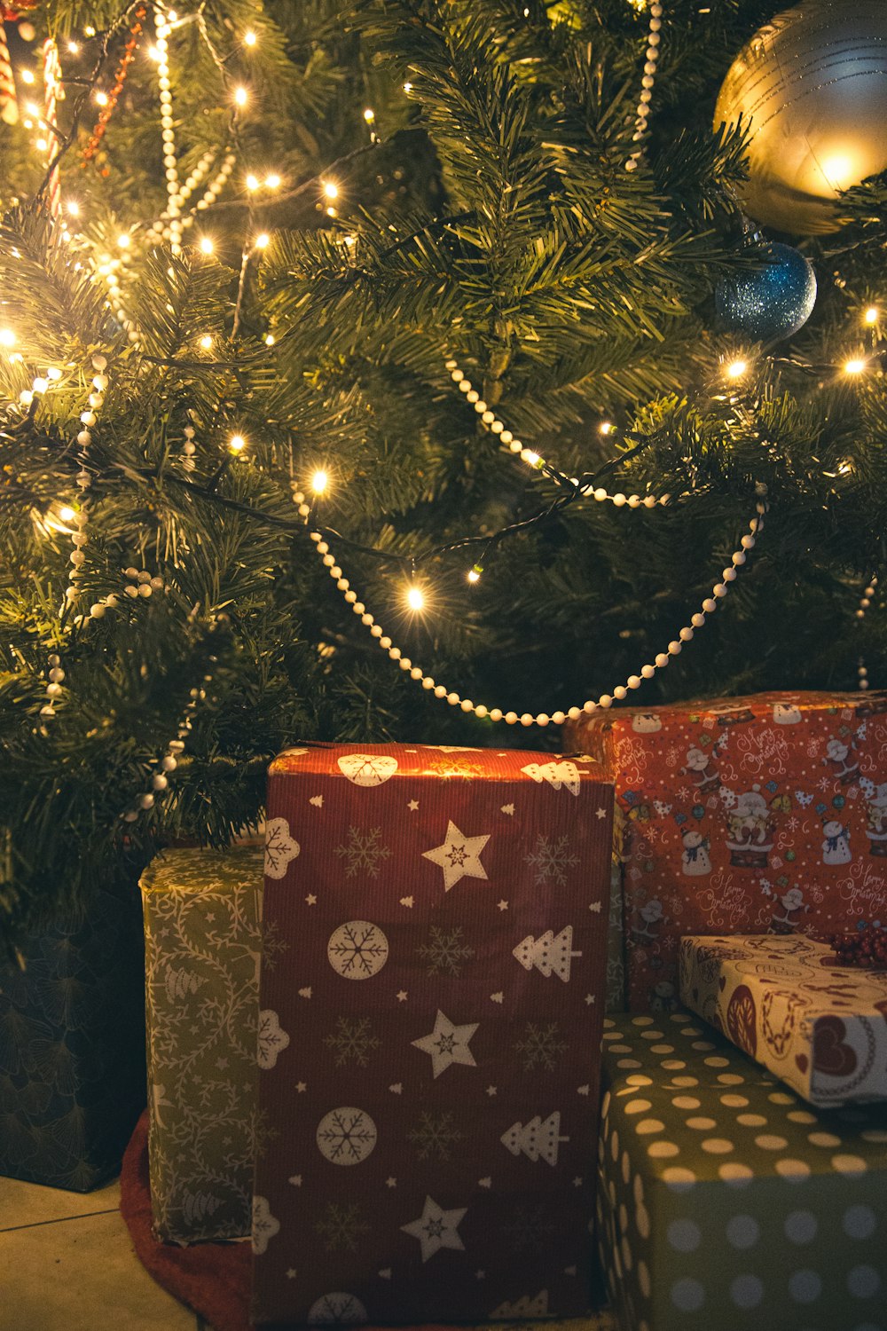 Un albero di Natale con i regali sotto di esso