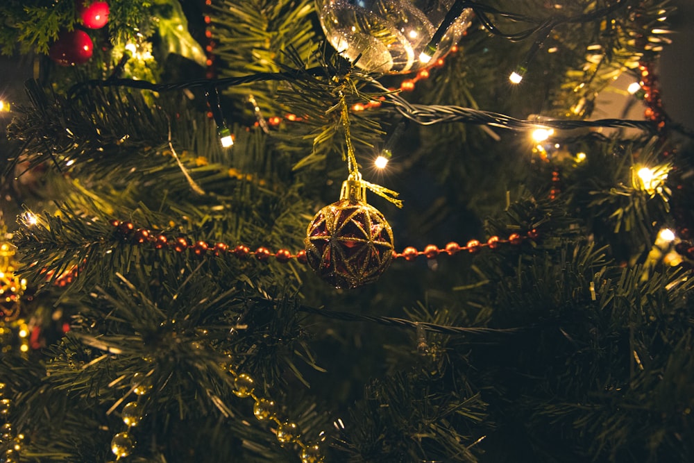 Un primer plano de un árbol de Navidad con luces