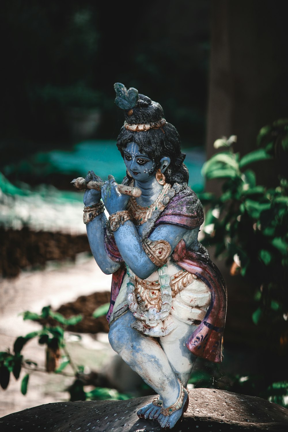 Una statua di un dio indù su una roccia