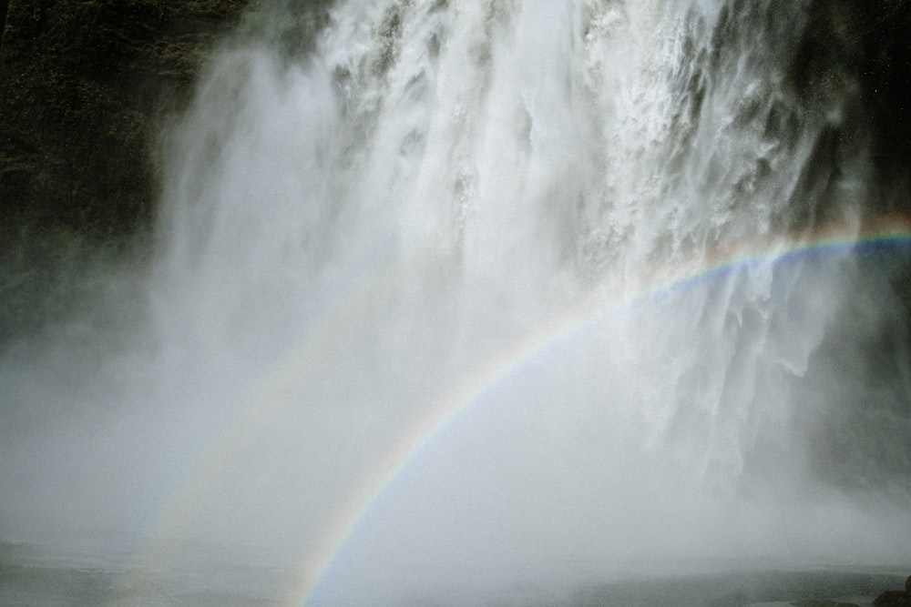 Un arco iris en medio de una cascada