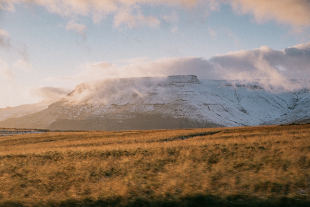 uma montanha coberta de neve e nuvens ao longe