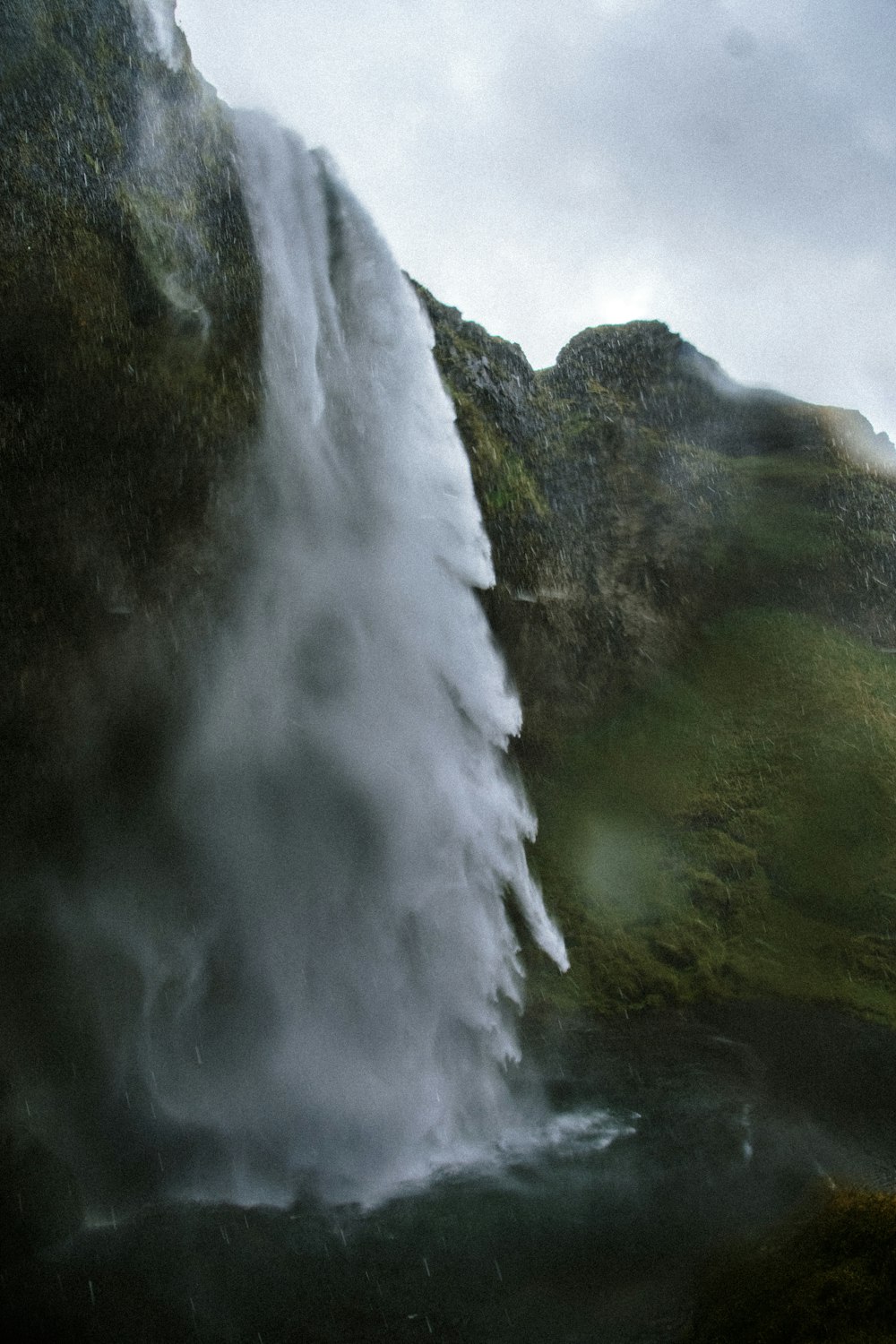 una cascada muy alta de la que sale un montón de agua