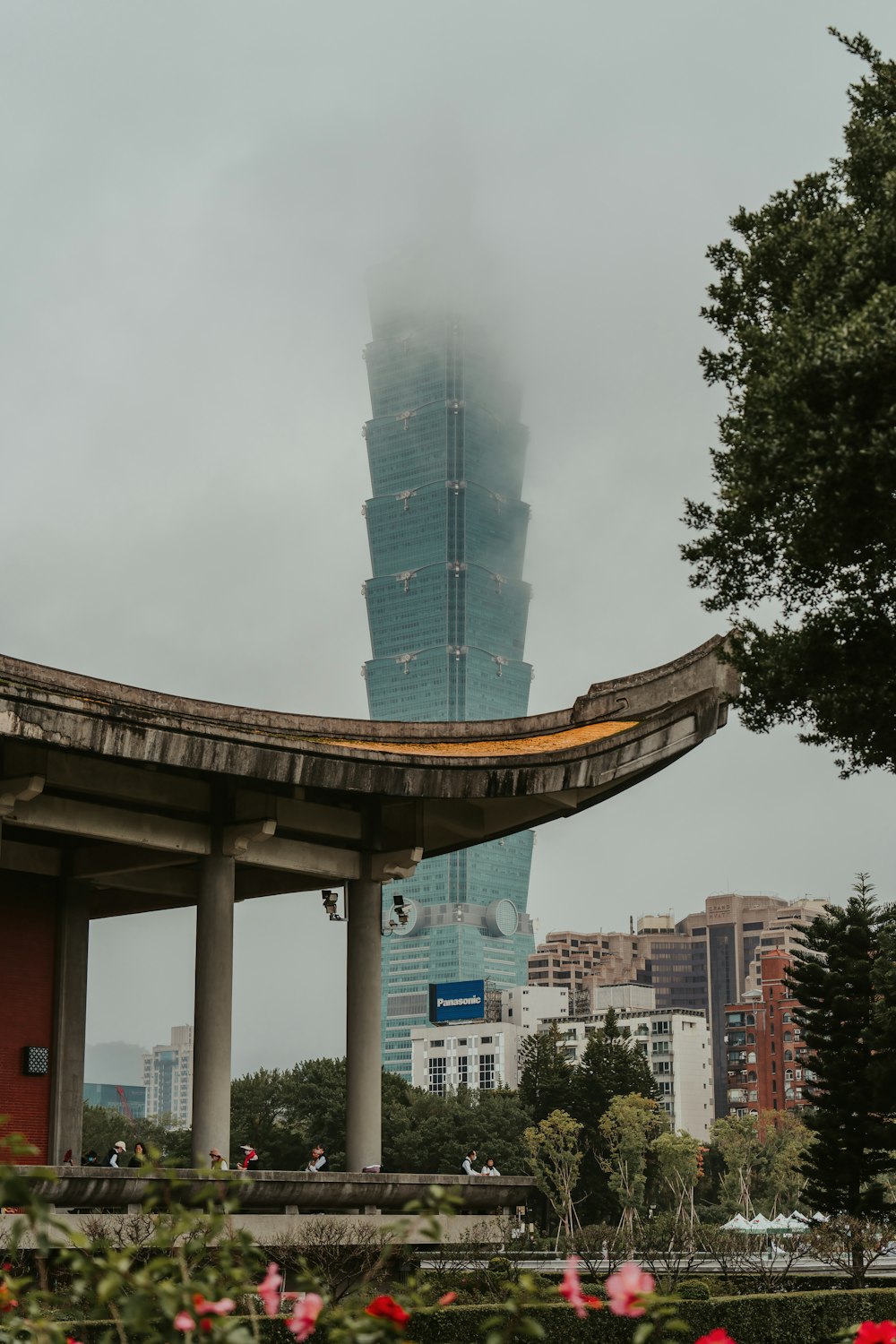 Un edificio alto que se eleva sobre una ciudad en un día nublado