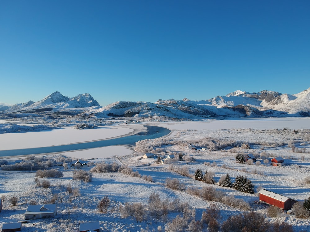 eine verschneite Landschaft, durch die ein Fluss fließt