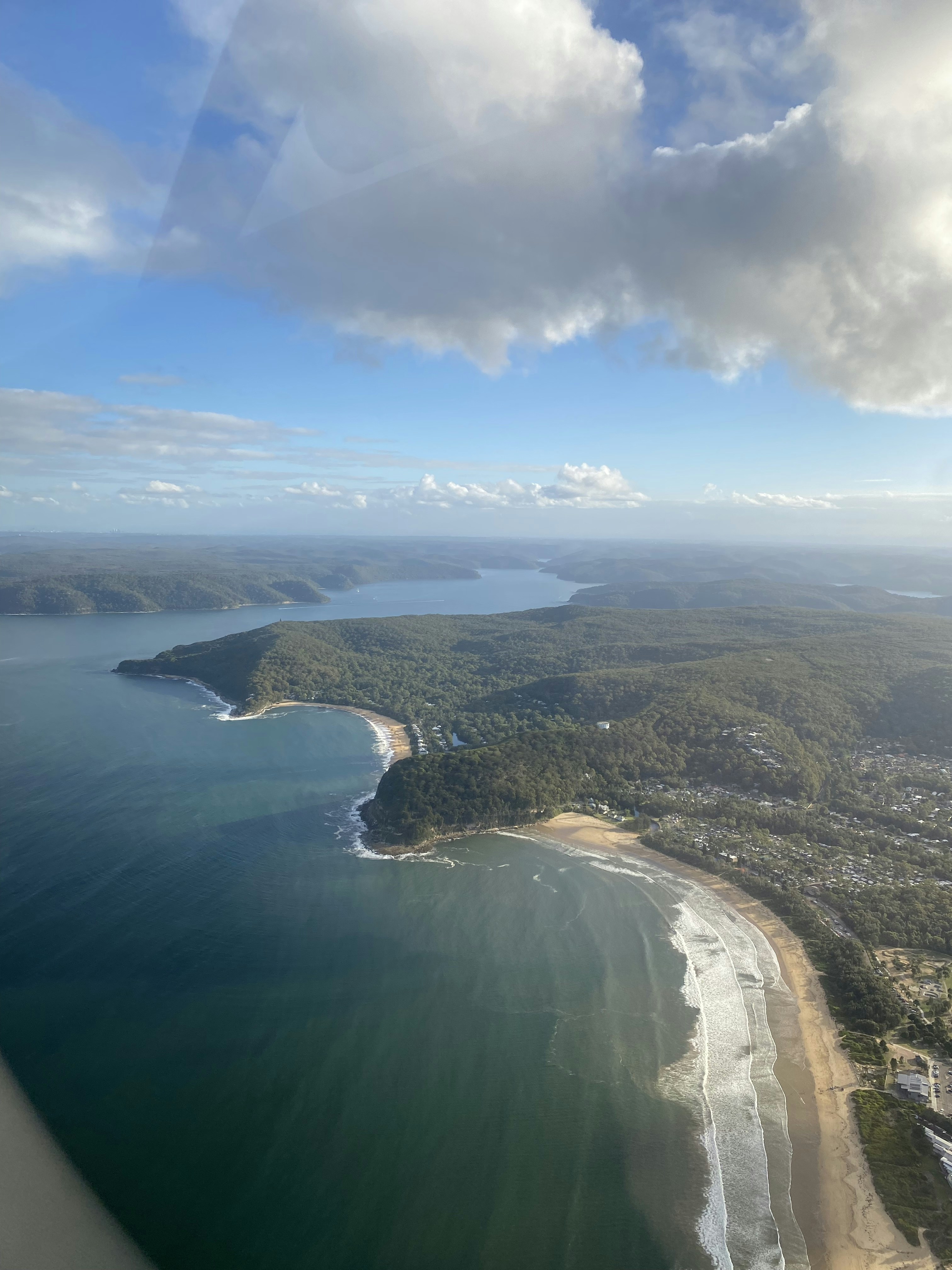 Una vista aérea de una playa y un cuerpo de agua