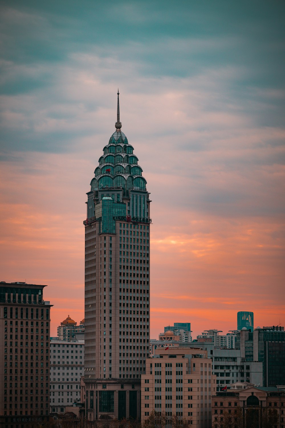 Un edificio muy alto con un fondo de cielo