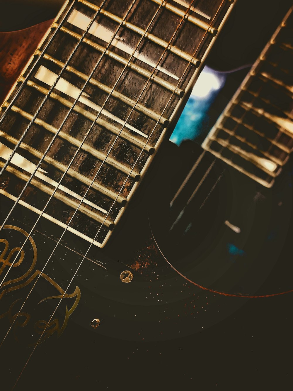 a close up of a guitar's neck and frets