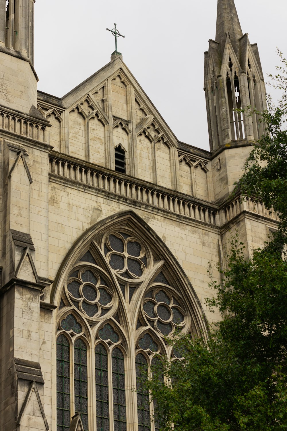 una grande cattedrale con un orologio sulla parte anteriore