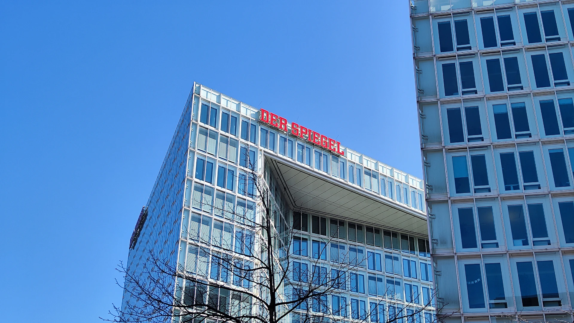 gray computer monitor