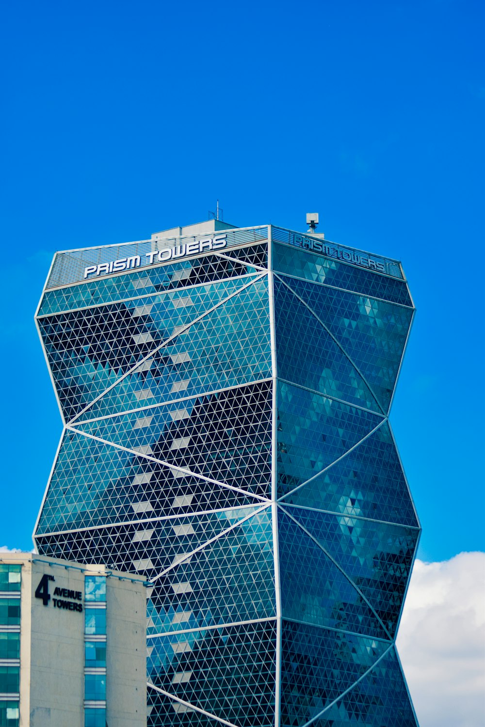 Ein sehr hohes Gebäude mit blauem Himmel im Hintergrund