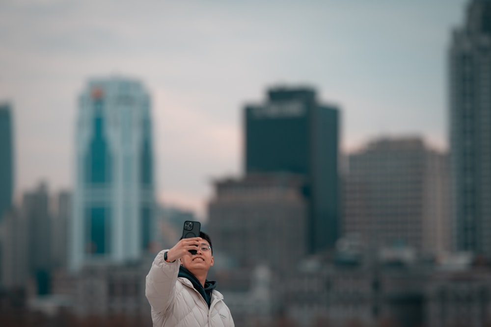 Un hombre tomando una foto con su celular