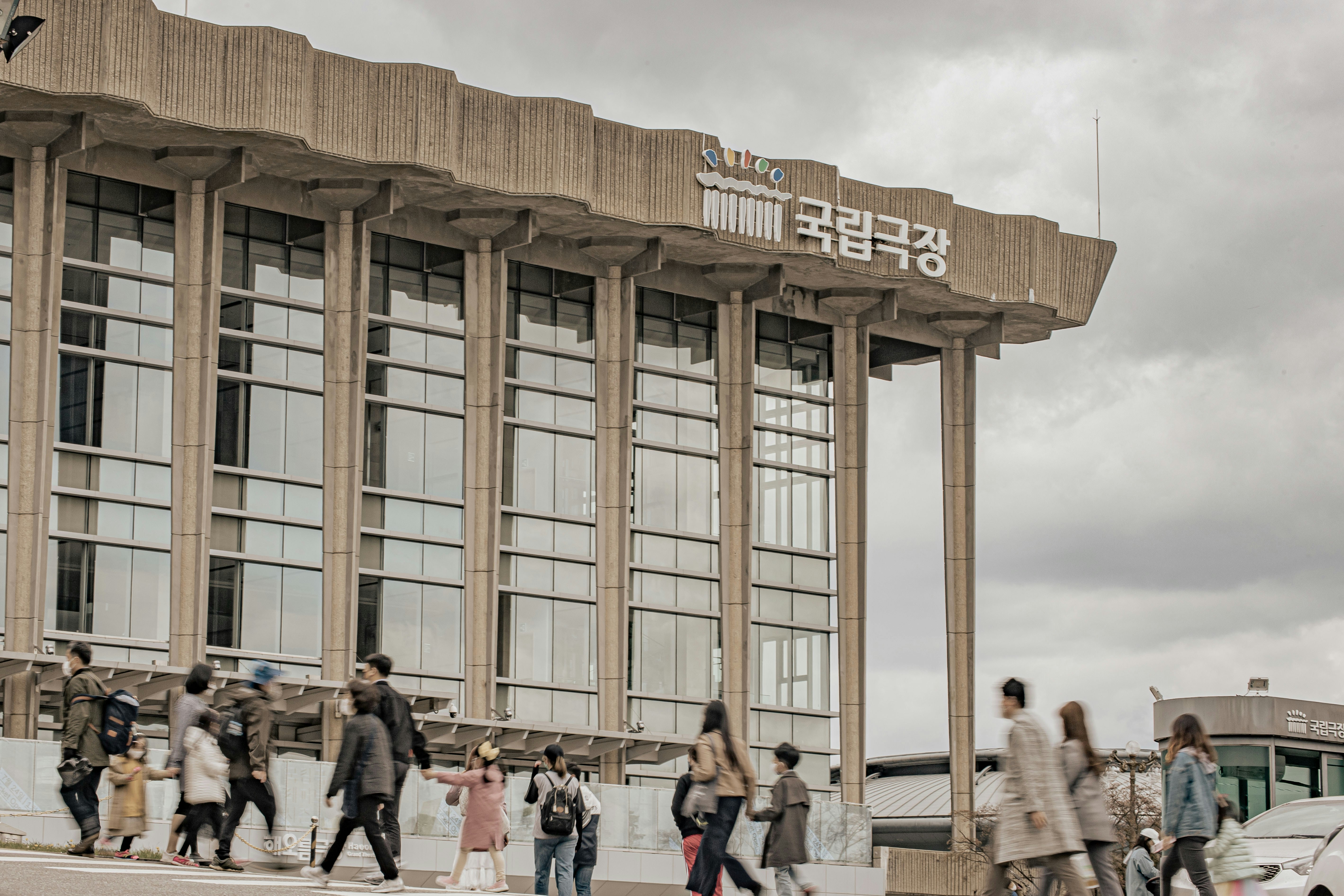 화창한 공원에서 미소 지으며 걷는 한국인 노부부, 안정적인 노후 생활을 상징하는 따뜻한 분위기