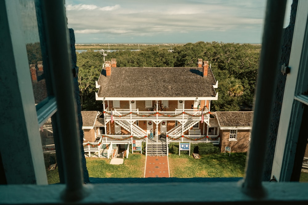 Blick auf ein Haus durch ein Fenster