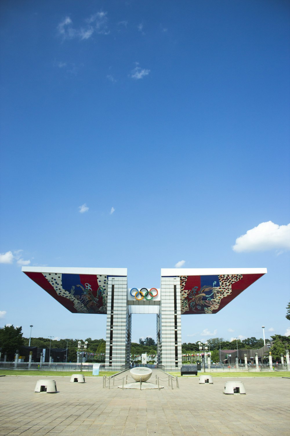 Os anéis olímpicos no meio de um parque