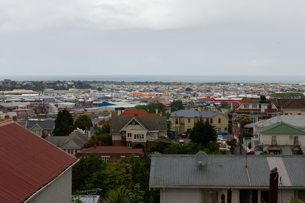 uma vista de uma cidade com muitas casas
