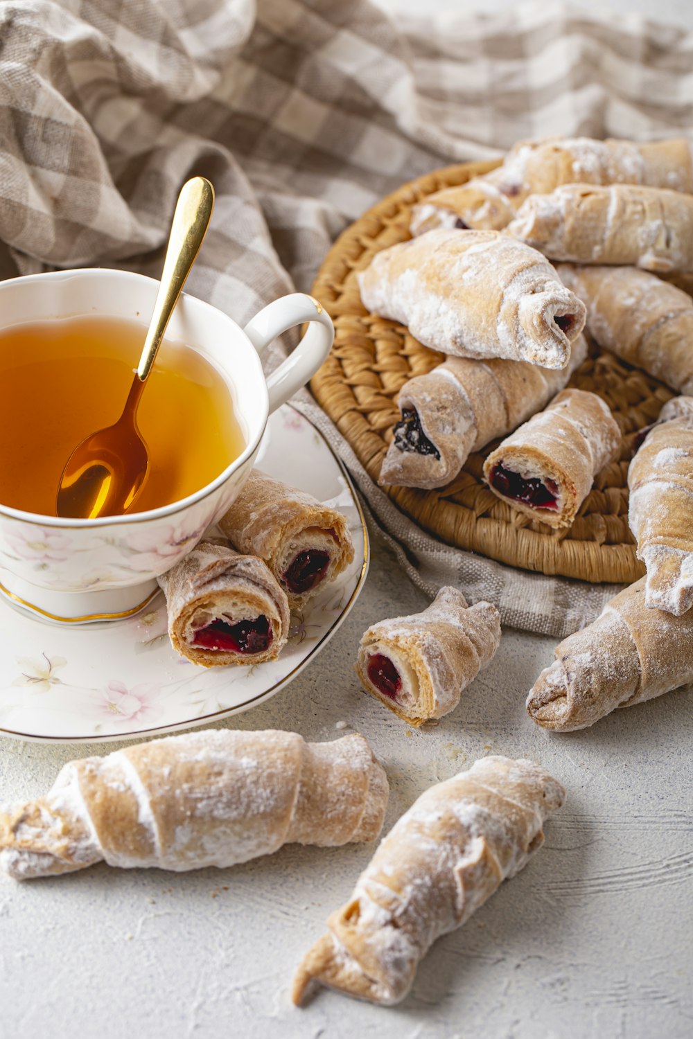 Des croissants et une tasse de thé sur une table