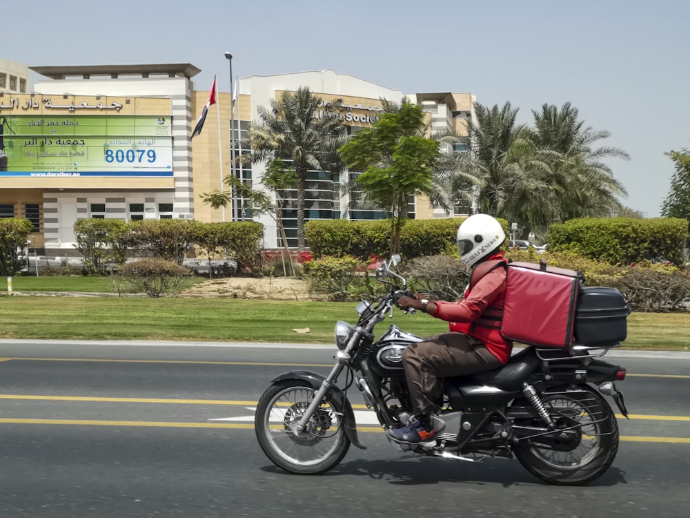 un homme conduisant une moto dans une rue