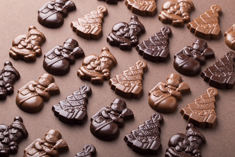 una mesa cubierta con muchos caramelos de chocolate