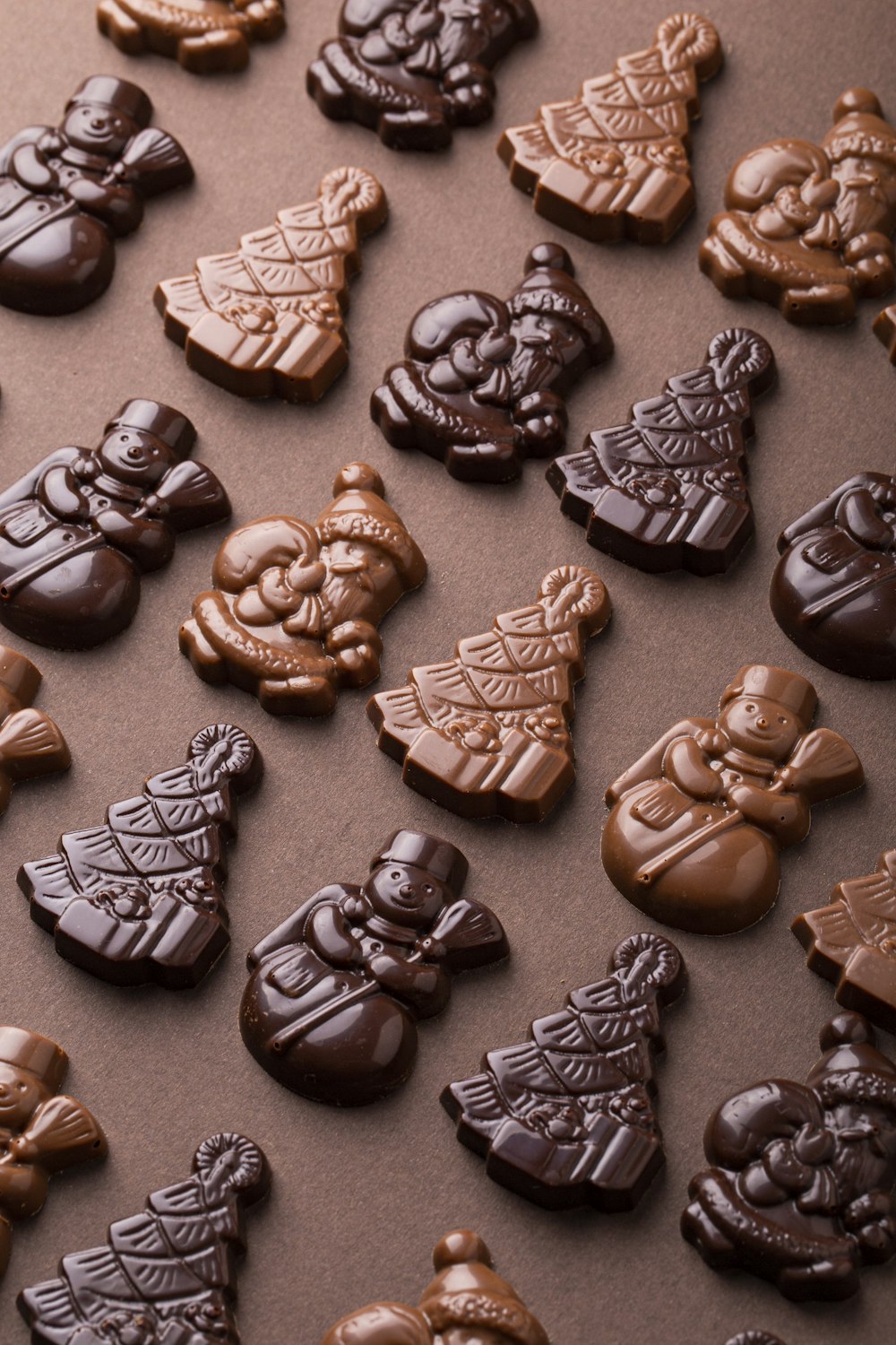 a table topped with lots of different types of cookies