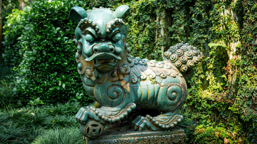 Una estatua de un dragón en un jardín