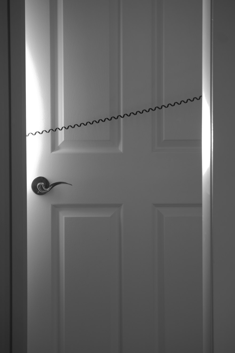 eine Tür, an der ein Telefonkabel befestigt ist