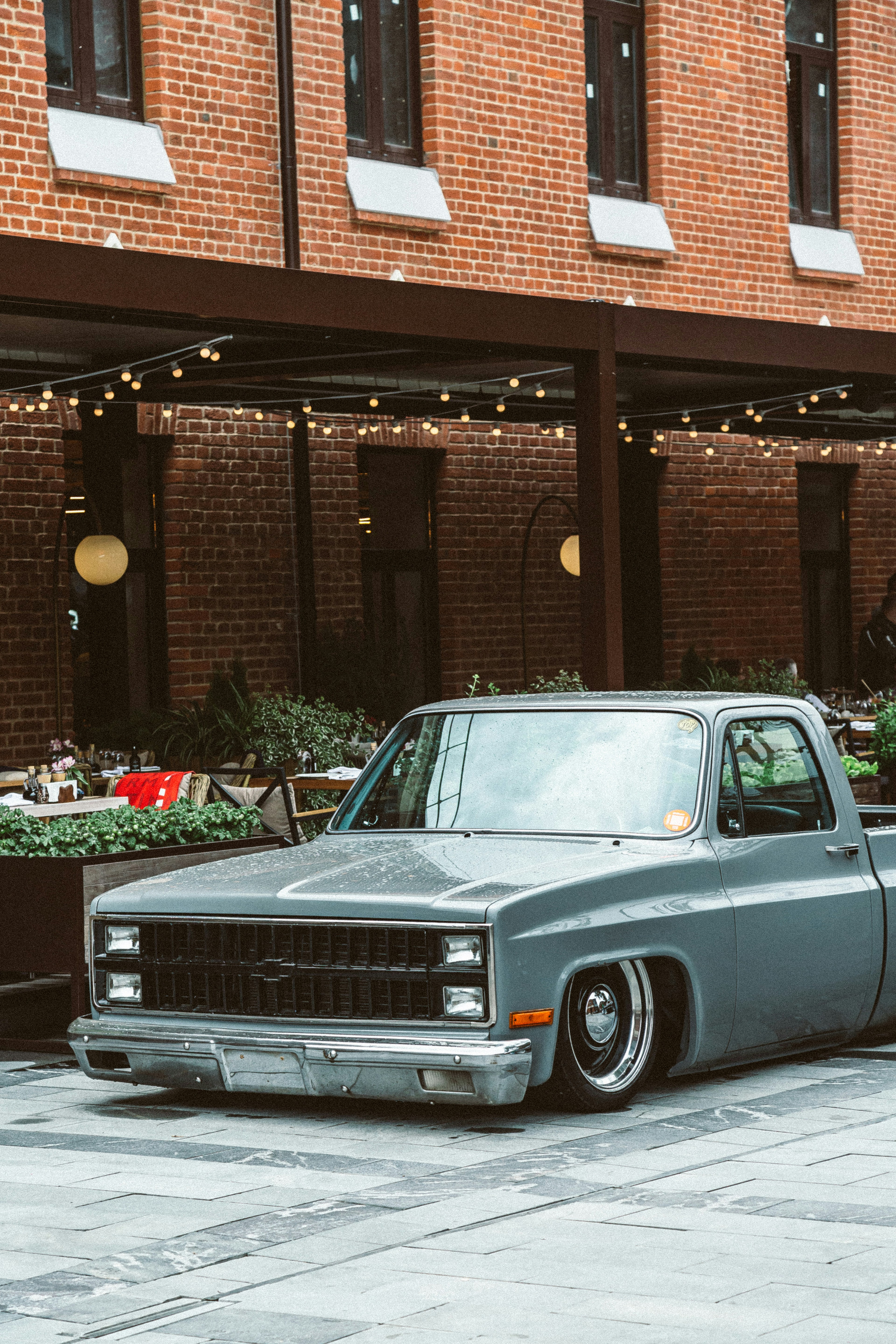 un camion parcheggiato davanti a un edificio