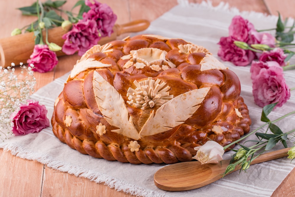 un gâteau posé sur une table en bois