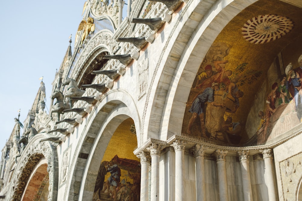 un bâtiment avec un tas de peintures sur le côté