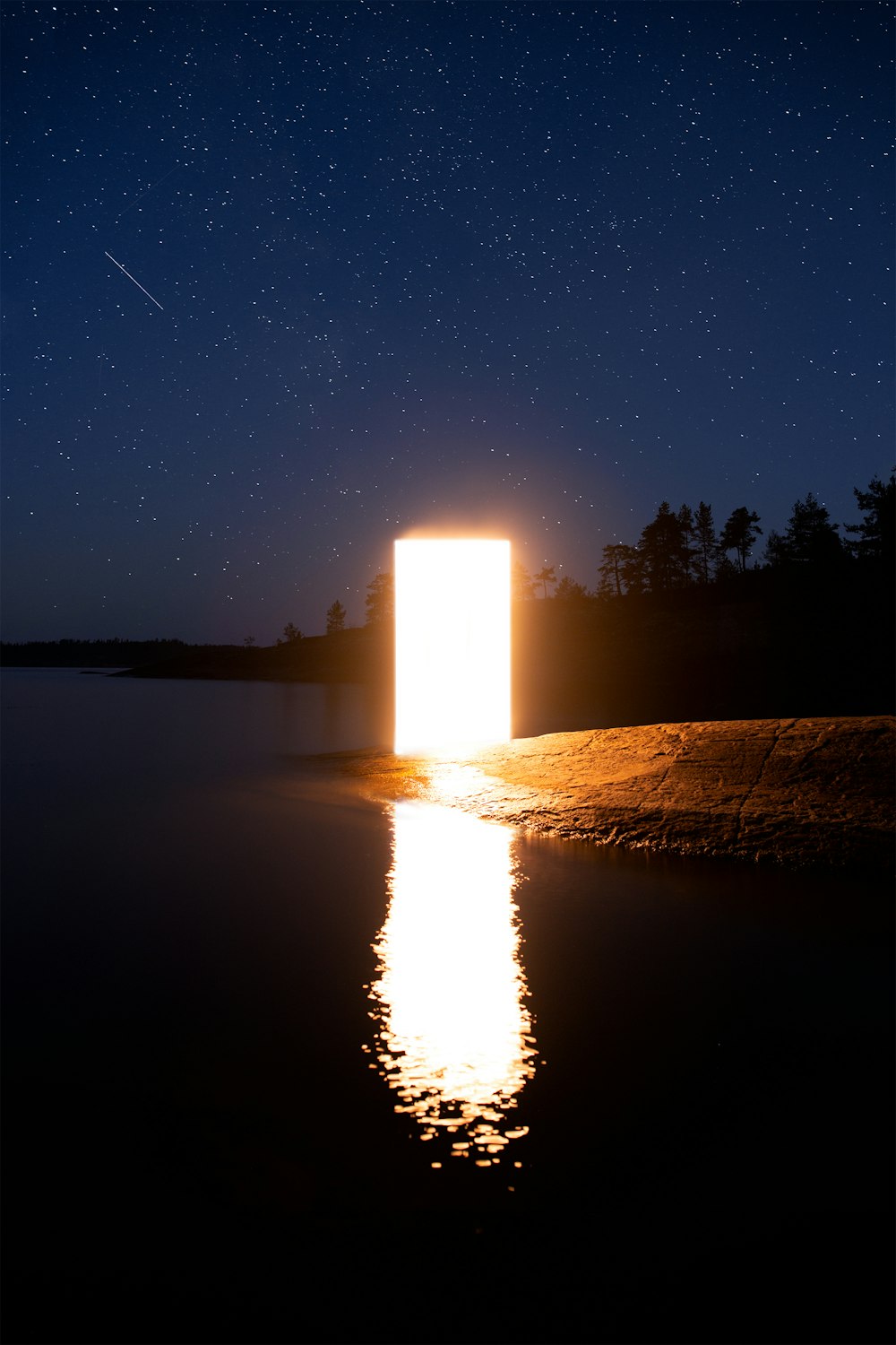 una gran puerta abierta en medio de un lago