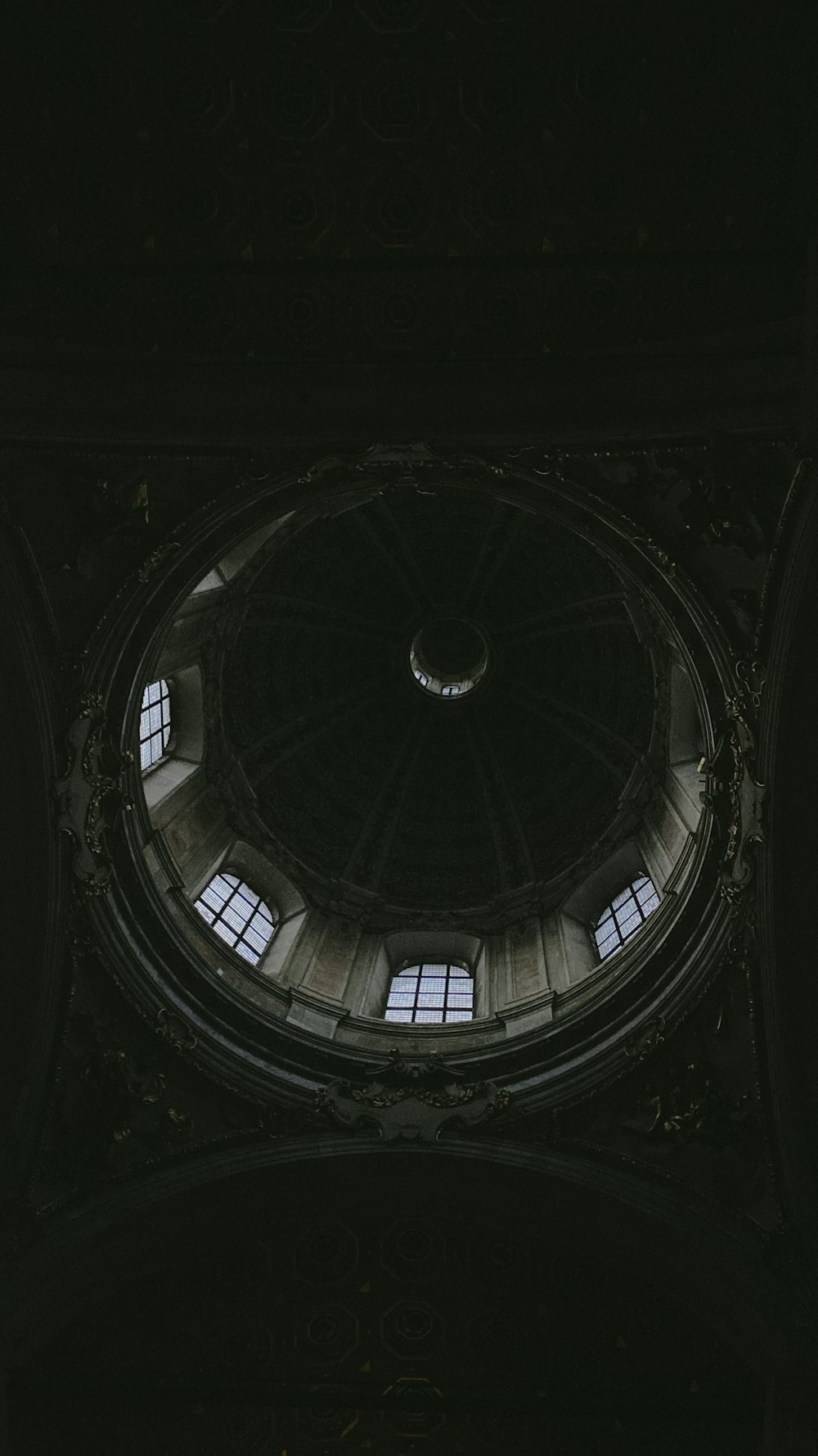 a view of the ceiling of a large building